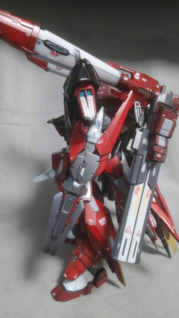 小型陽電子加速粒子プラズマ砲【ケルベロス】両碗に取り付けられた大型砲塔であり、本機最大の射撃兵装である。陽電子により粒子を加速し、擬似的にポジトロニックインターフェースを発生させ、高濃度に圧縮したプラズマを打ち出す。圧縮率を任意に調整できるためチャージサイクルも優秀である。異種弾頭射出電磁砲【シヴァ改】デュエルに装備されたシヴァの発展改良型で、シュラーク側面にフレキシブルアームにより装備されている。シヴァより、砲身が延長され威力、射程ともに向上している。同経口の弾頭であれば、様々な弾種を打ち出すことが可能