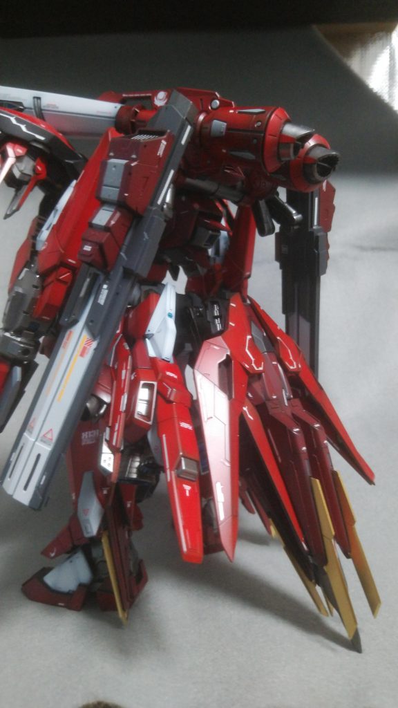 無線式誘導機動砲塔【グレムリン】大戦末期にプロヴィデンスが仕様していたドラグーンの発展改良型、本機の脹ら脛に1機、腰部に4機がプラットフォームに収納されている。本大戦時は量子インターフェースの開発が途上であったため、大型かつ宇宙での運用のみであったか、インターフェースの改善、技術革新もあり、小型かつ大気圏外問わず運用が可能となった。更にインターフェースの発展は著しく、複雑な計算を必要とし、空間認識力の高いパイロットのみ扱えていたが、今では一般兵でも扱えるレベルまで簡略化に成功している。本ドラグーンは、射撃の他にビーム刃を展開することができ、オールレンジでの射撃、格闘が可能となる。