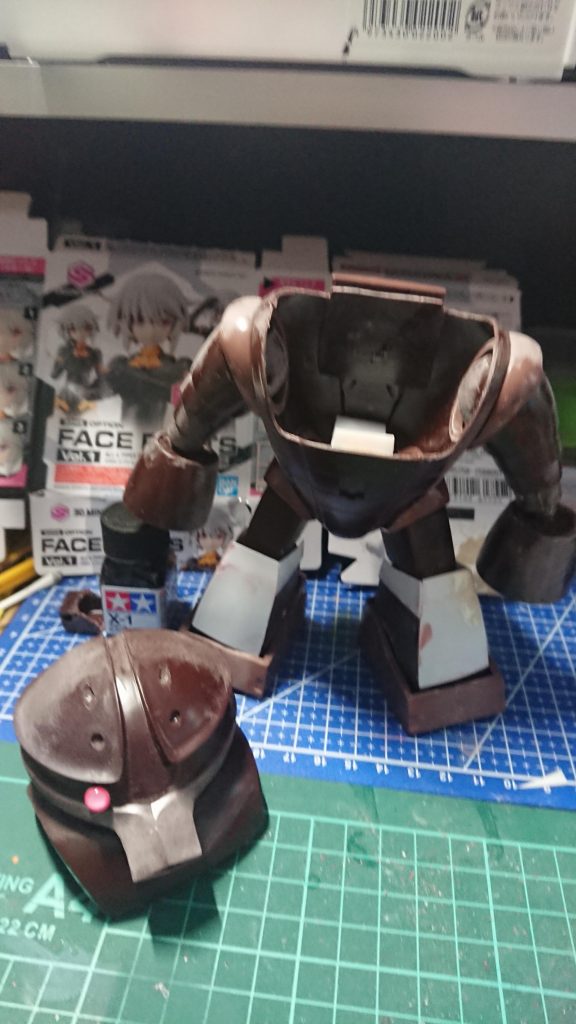 始めは普通に制作していたのですが、フォロワーさんとのコメントの中で「このアッガィは被り物か？」と言うコメントもらってから頭から離れずダメ元で切断しちゃいました。切断は頭だけか迷って頭の可動は生かす方向でちょうどパーツのラインで切断。切断ラインを少しずつけがいて溝ができてからPカッターでガリガリ慎重にやりました。💦