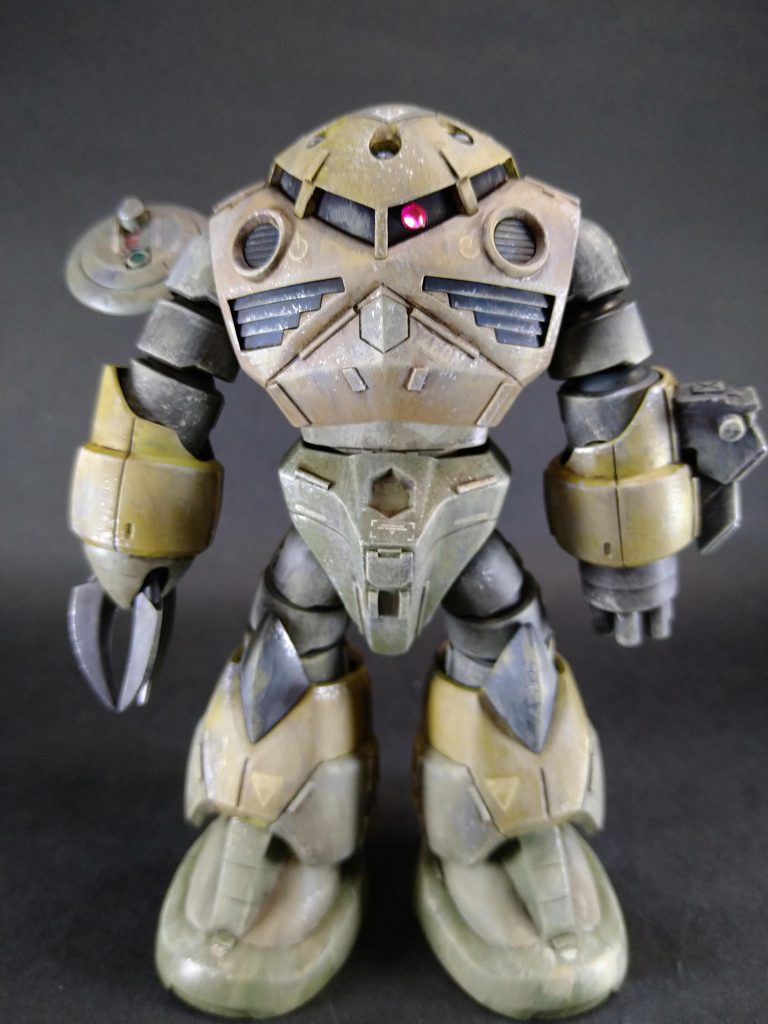 キットはHGUC初期のモノのため、合わせ目が目立ちますが、合わせ目の角はデザインナイフで整えディテールにし、プラ版やスジ彫りで情報量をアップしてます。