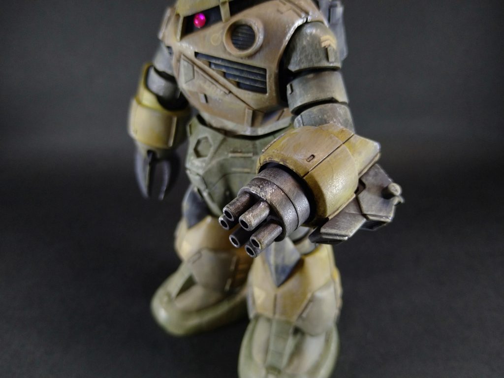 本来なら両腕ともにアイアンクローですが、陸戦用なら