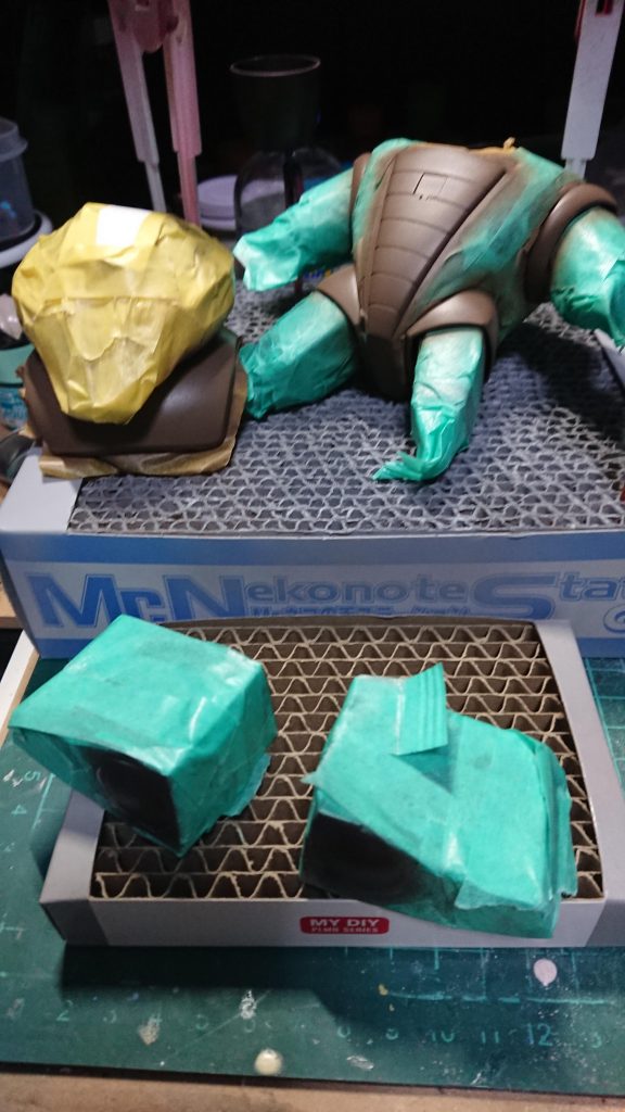 マスキングもなかなか大変でした。当初筆塗りで考えてましたが塗り分けの為にマスキング貼ることに…「貼ったらブラシでいっかー。」ってことに。