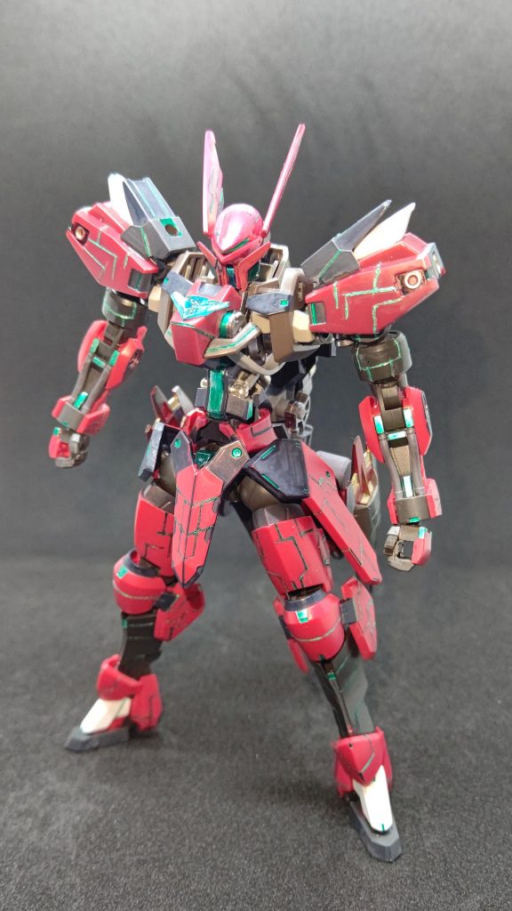 Front(武器無し)全体的にスジ彫り多め、頭部にはプラパンを挟み、アニメのようなカメラアイを自作しました。胴体・肩アーマーはシュヴァルベ、胸のクリアパーツはコアガンダムから拝借しました。腰パーツらコアガンダムIIのものを使用し延長、グリムゲルデの襟パーツを被せてます。