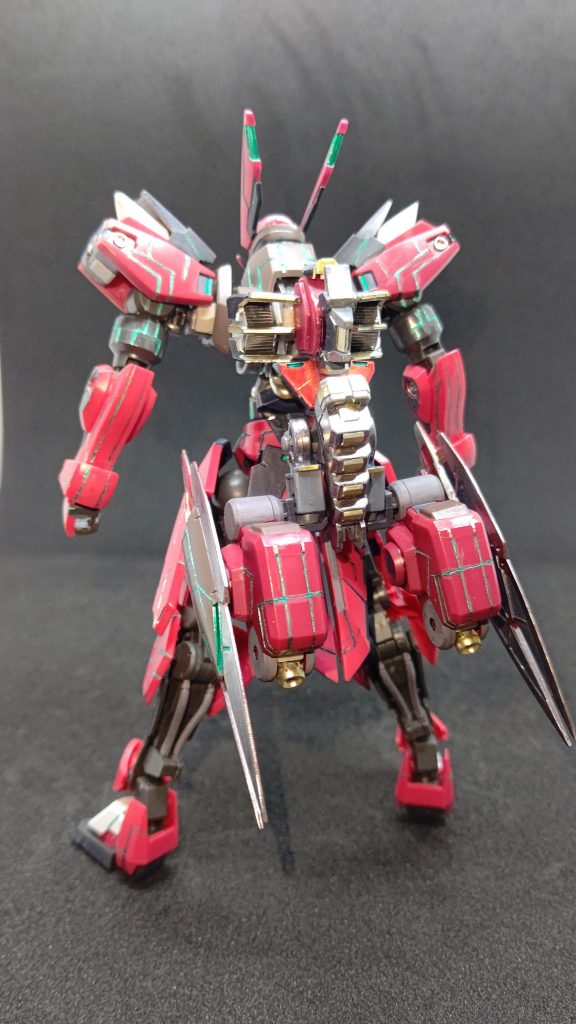 Back(バックパック装備)シュヴァルベカスタムのバックパックにグリムゲルデのスラスターを取り付け、背骨のように見えるパーツはハイゼンスレイII・ラーの余剰パーツを使用しました。