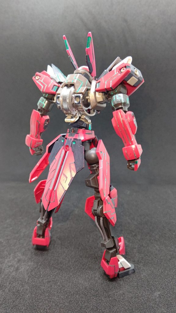 Back(武器無し)こちらは正面に比べ、スジ彫りは少なめです。