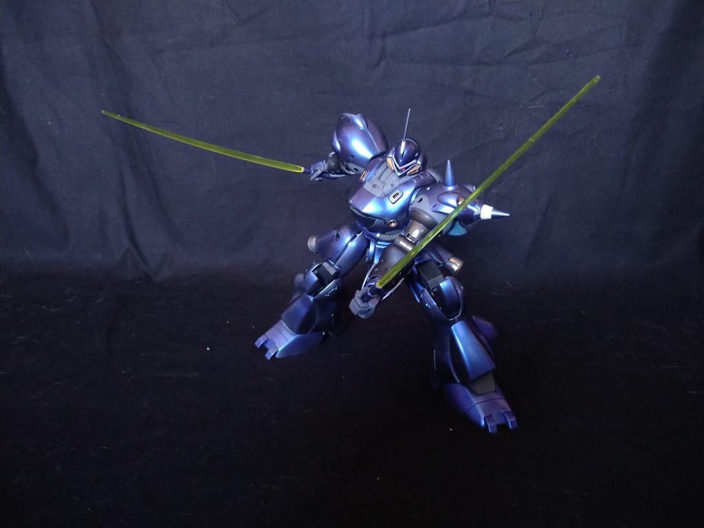 ビームサーベルは差し込みが独特で、下手に塗装した後に差し込むと塗装が剥げそうなのでエフェクトの差し込み部と柄を分離させ脱着仕様はオミットしました