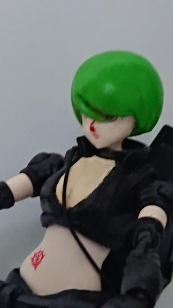 ガールガンレディがベースなんですが、夢中だったので、ほとんど制作画像が無かったです😅足と腕の長さは切ってパテで繋いで短くしました。顔の制作技術はまだないので30MSの顔パーツにガールガンの前髪をパテで繋ぎました。「アカハナ」部分はマスキングテープを赤く塗って貼りました。初め水転写デカールの赤三角を使いましたが貼りにくく、貼った後いつの間にか無くなってしまうのでやめました。前回好評だったので今回はお腹にジオンマークです。😁