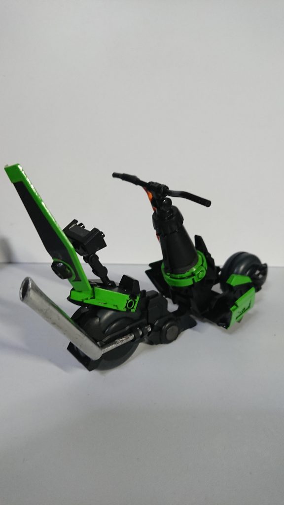 トリニティバイクです。タケヤリマフラーとグフシールドの三段シートです。(古っ💦)髪の毛の色に合わせたらカワサキのグリーンと同じになってた。(昔の仕様かなーって)バイクは最初アッガィ制作の合間に遊びで作ってましたがだんだん凝ってきて乗せちゃおうと思い改造しました。