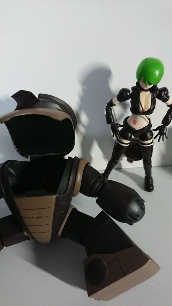 ボールジョイント部分の紹介ができてないですよね😅足のジョイント部分の固定の為にパテで重くなったため、まあまあ前傾しても安定してます。ガールガンは関節取れやすくてポーズしにくいですね。今回安さで手を出しましたが、前回のフミナのほうが安定してましたね。(改造もしやすいかも)です。服装はアッガィの本体色で全身タイツが再現できたら完璧でしたね。