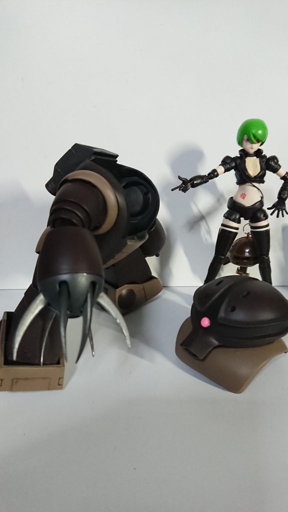 このくらいの前傾でも大丈夫です。爪は鋼鉄っぽい感じが出せたらいいなと。胴体の中は閉じた時に隙間が見えにくい様に内側のフチにプラ板貼って艶消しブラックで塗装してます。