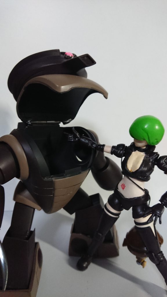 開閉にはこの部分にちょうど物置にあった蝶番を使ってます。蝶番はバックパックとボディの背中部分の隙間に入ります。デカールもっと貼りたかったけど手持ちが無くて…いつか追加するかも。