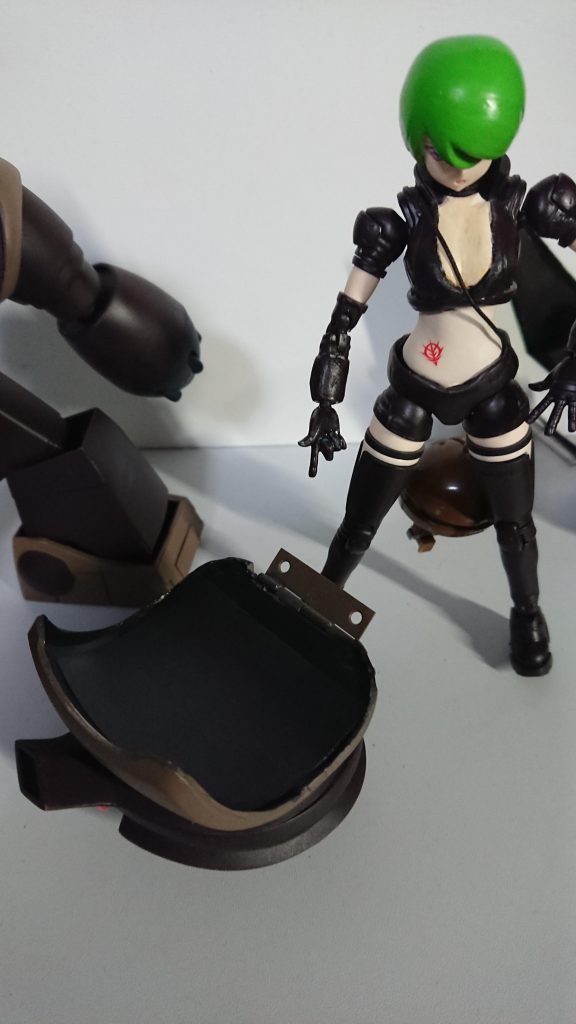 こんな感じで蝶番をパテで固めてプラ板で隠してます。切断するまでは迷いましたが旧キットだし、足も切ったしって思って思いきってやりました。切っても案外何とかなるもんだなーと勉強になりました。明るくなっての撮影まで待てなくての投稿になります。ヒントをくれたフォロワーの方、並びにいつもアドバイスとコメントいただいてる方、このキットの長い文章最後まで見ていただいた方、どうもありがとうございました🙇