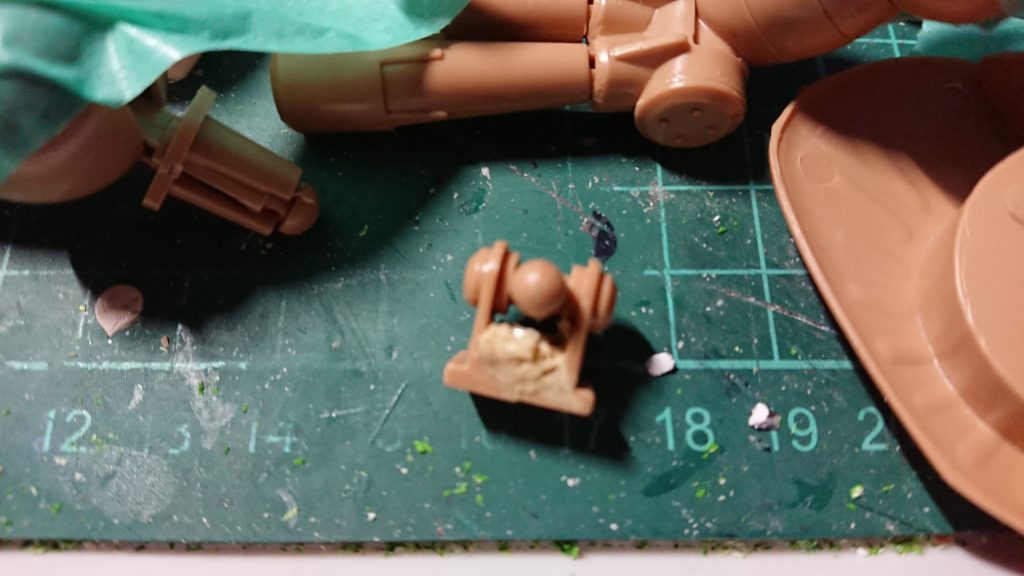 首の可動部品に磁石を埋め込みました。