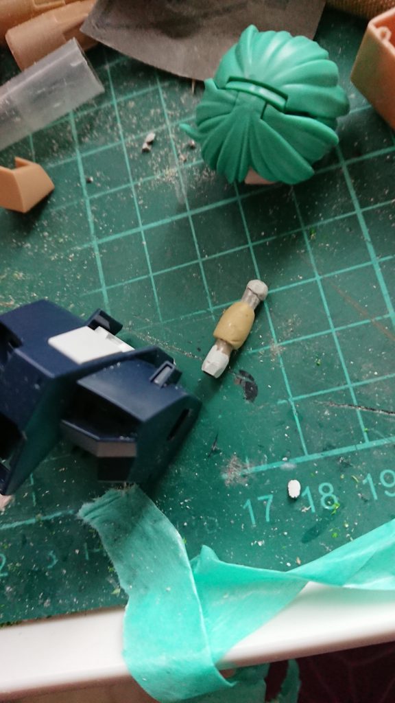 えーと首の接合部分はランナーを少しライターであぶって柔らかいうちに少し潰して形を整えます。これを上下ともに。そして固まったら合わせてみる。緩かったらもう少し潰してみます。きついようなら少しヤスって何度か合わせてみます。良かったら真ん中へんのくびになる辺りにパテで形をつくります。