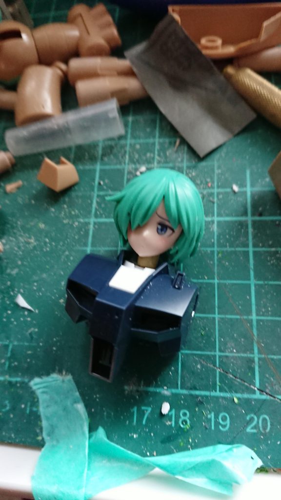 完成するとこうなりますよ。時間かけて本当は胴体や太腿、二の腕あたりは肌にしたいですが、なんせジュアッグ制作が途中です。こっちはおまけだったので…でも私初のMS少女なのでなんかいいですね😄髪の毛は制作中のアクシデントで黒いシミが入ってしまって取れなくなってしまい、その部分にシルバーでメッシュ入れてみました。