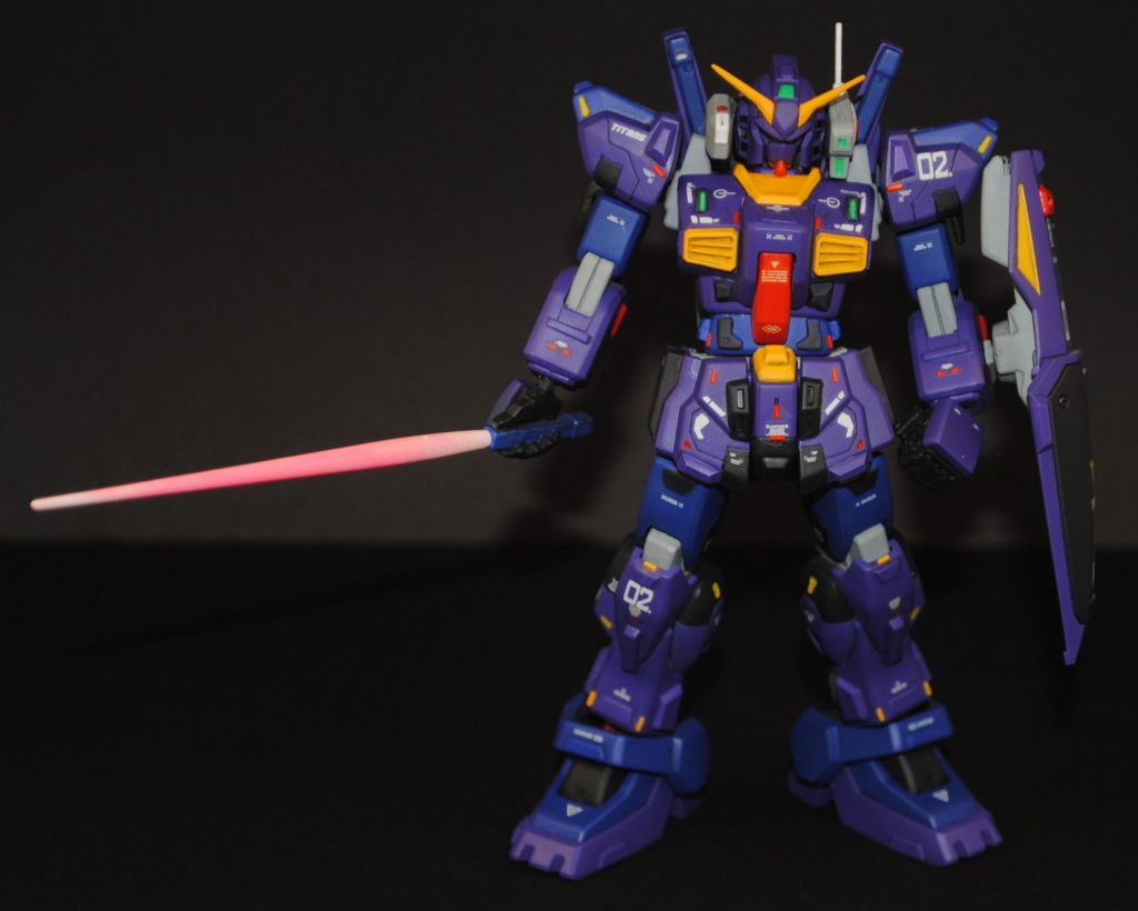 ビームサーベル旧HGUCなのでクリアパーツではありません。でも手の形は好き。