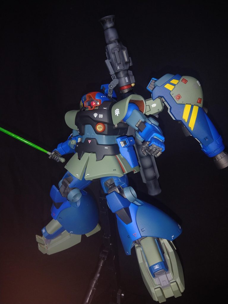 腰部サイドにビームサーベル装備