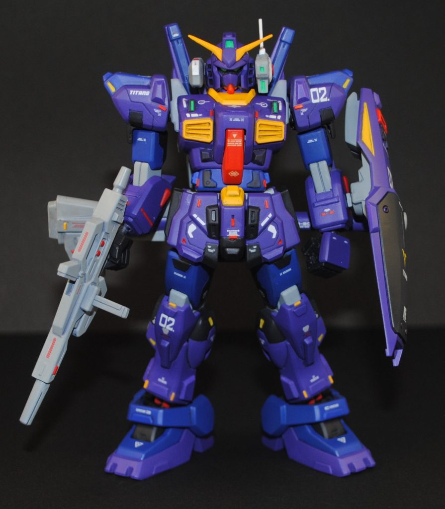 暗い色のガンプラは久しぶりなのですが、写真撮影が難しいですね。撮影技術も勉強せねばなりませんね。今回も例によってアンテナが折れていたので、3Dプリンターにて制作しております。純正とは少し形を変えています。