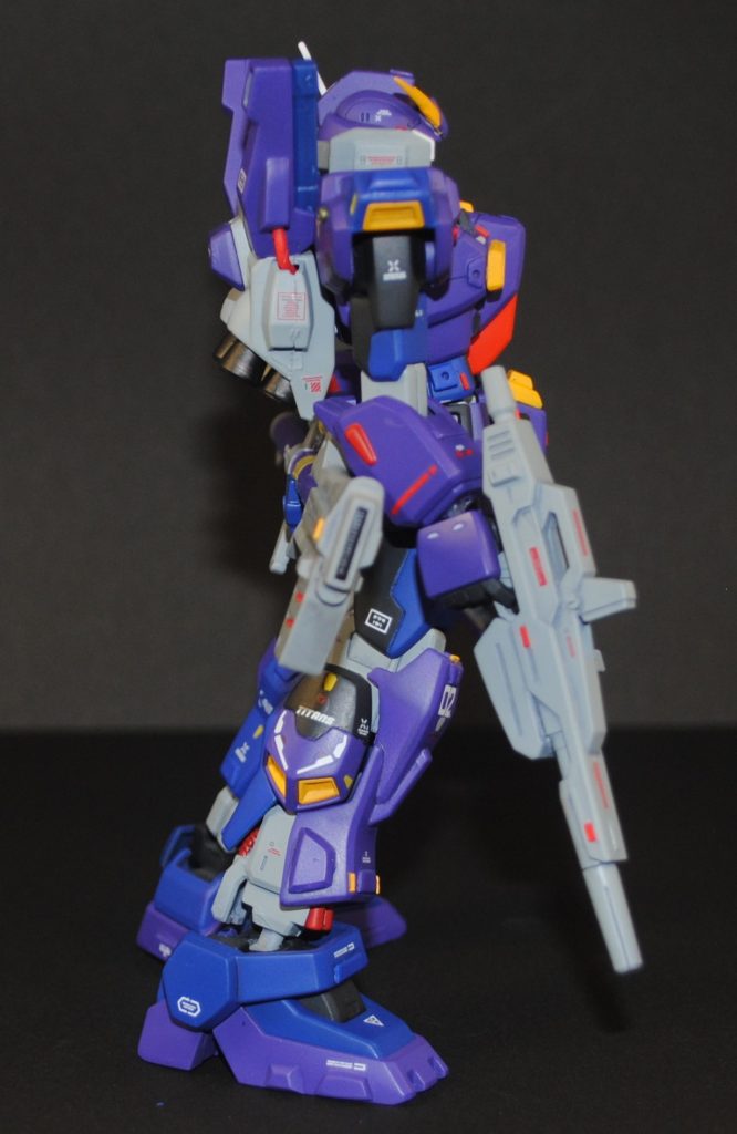 右側バックパックのケーブルは欠品していたので適当な電線。少し細いかな。