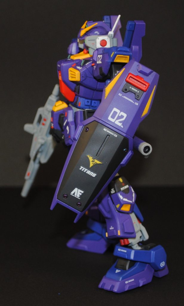 左側今回新しい試みとして、肩とシールドにビーズと各部にレッド、イエローポイントの貼付けを行っております。