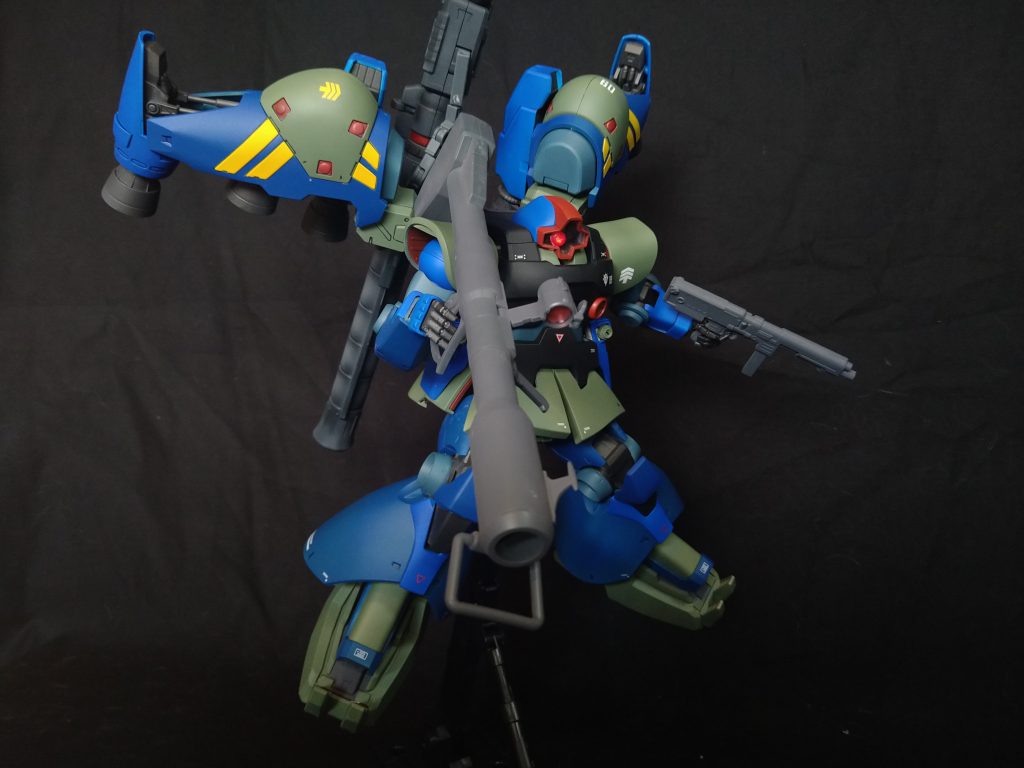 バズ装備アトミックバズはフレキシブルアームを使っているので背面に装備可能です