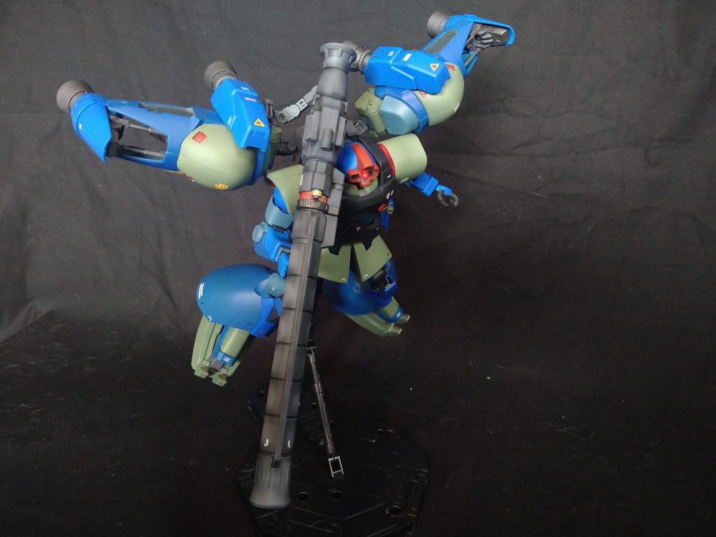 バックパックの大型スラスターバインダーはフレキシブル可動可能です。