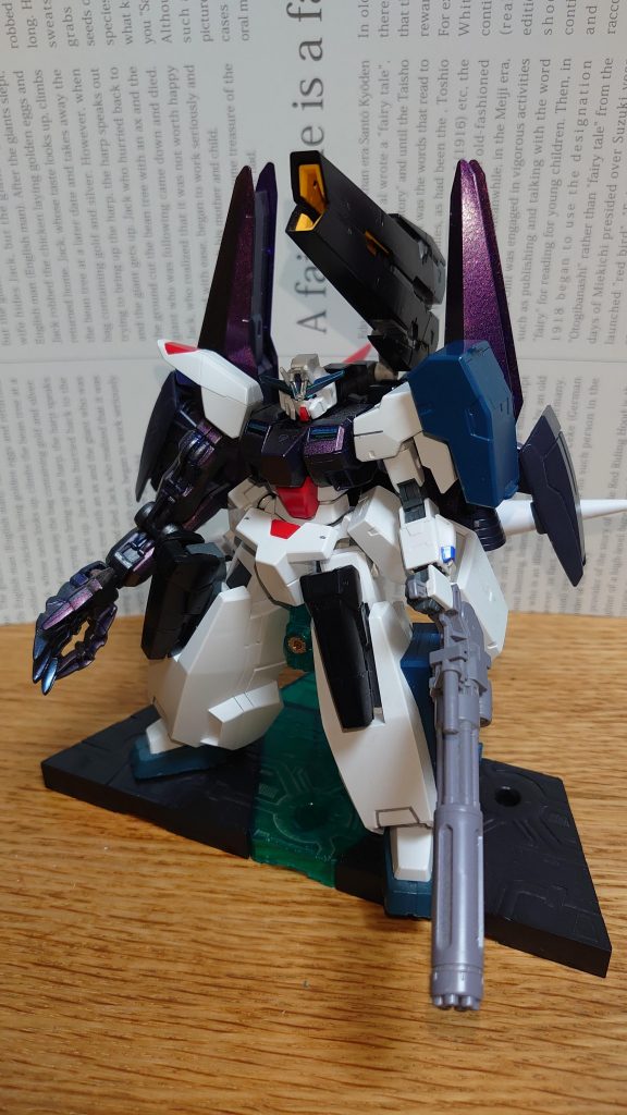 素立ち。背中が重すぎてスタンドなしだと自立できません。ビルド系のオプションパーツと各種ジャンクのミキシングです。