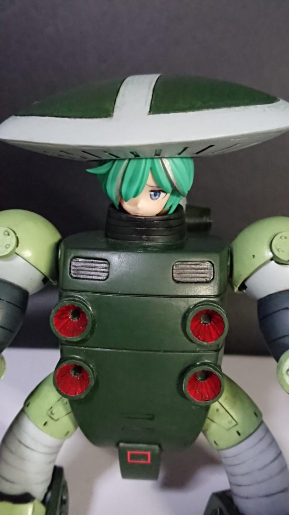 ジュアッグの頭は帽子の様に乗せてるだけです。今回の改造はこんなところです。ジュアッグの首交換の固定様に磁石仕込みましたが、少し距離があって磁石の付きが少し弱かったです。😅今回筆塗り頑張ってみましたが奥が深いですね。綺麗に表面仕上げるのはまだまだ難しいですね。カラーリングも何度か変更しながらこのカラーに落ち着きました。はじめはウェザリングする予定でしたが今回少女の頭付ける予定もあってあまり汚さないで明るい色合いにしました。🙇