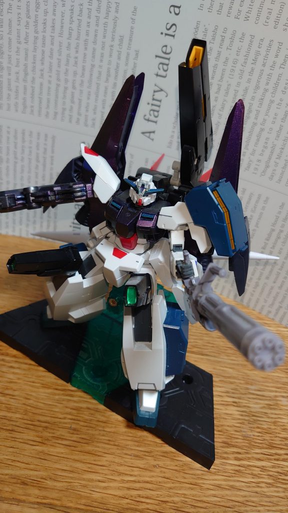 左腕に装備するのはGNハンドガトリング。両膝のGNビームキャノンと合わせて本機のメイン射撃武装を担う。