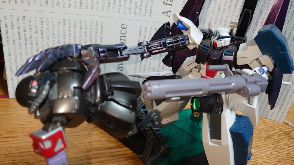 右腕部はそのままGNクローとして使用可能。