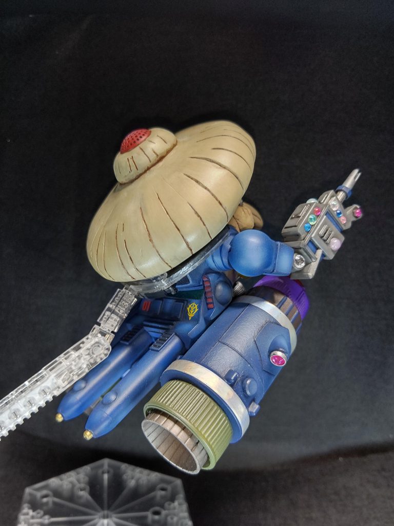 ザクレロより遥かに大型化された巨大スラスターは推進力に優れ、機動性抜群。