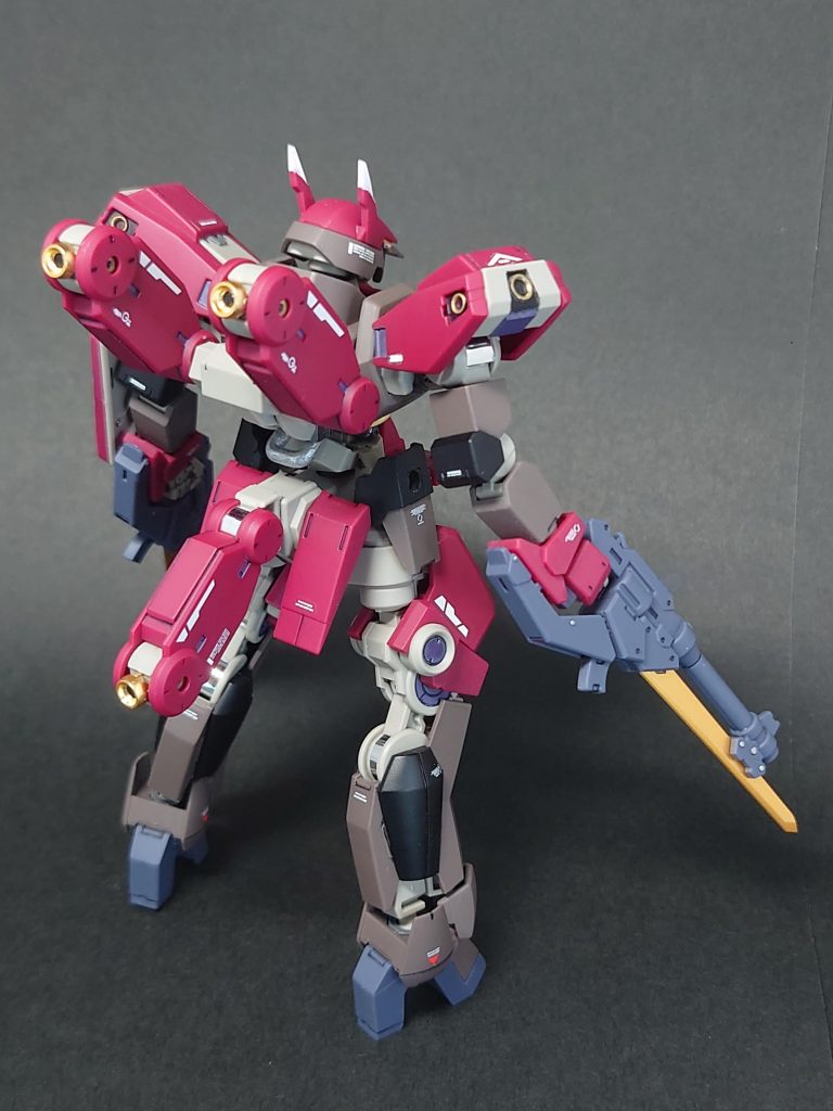 カラーリングもあって下半身を中心に地味な印象だったため、ホワイト、ブラック、グレーを元の雰囲気を壊さない程度に差し色として使っています。スラスターノズル、銃剣はゴールドで塗装、関節部やシリンダーにはシルバーのラピーテープを貼っています。また今回は練習として合わせ目は消さず、段落ちモールドやスジ彫りの追加などの方法で対応してみました。