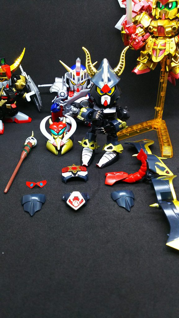 頭部以外は装甲を外せます。大まかなキットの構成は頭はBB戦士サタンガンダム、上半身武者マークスリー、下半身はゼロガンダムとなります。