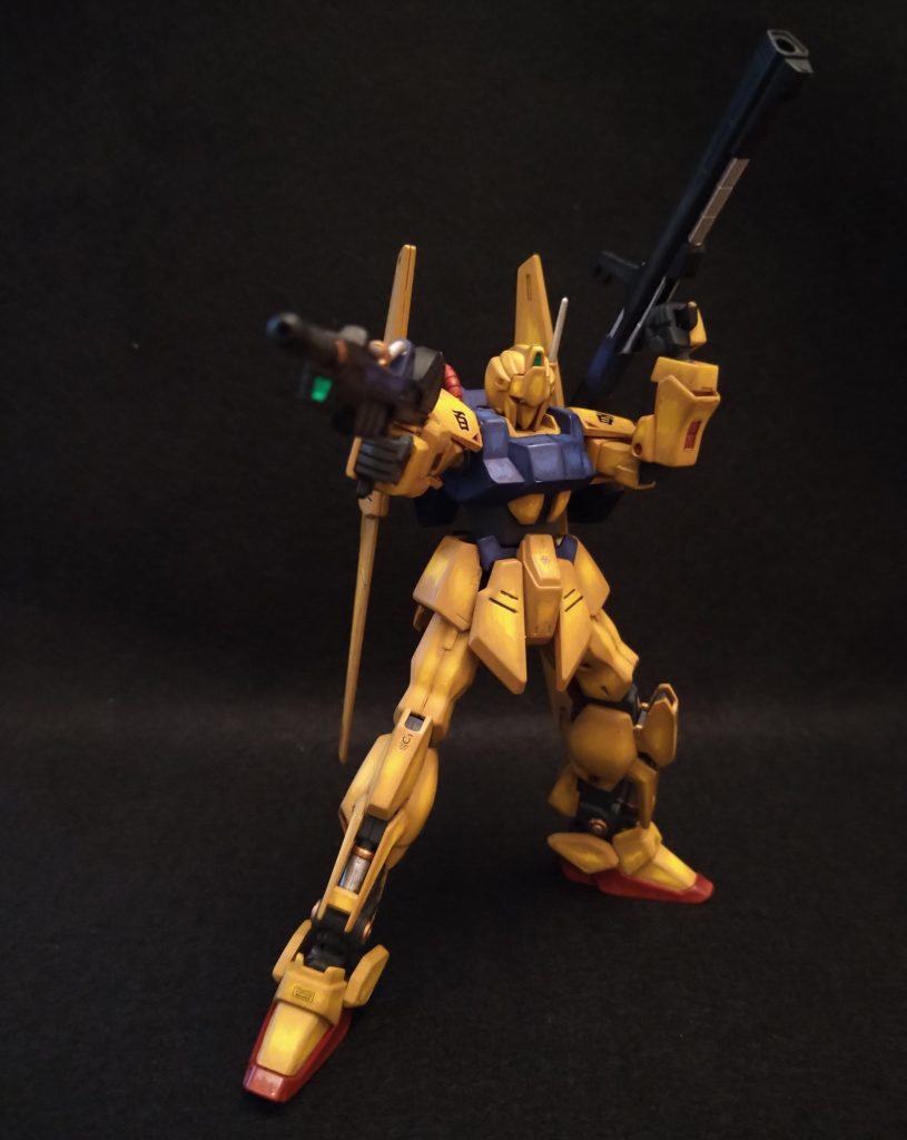 右手にビームライフル、左手にクレイバズーカ