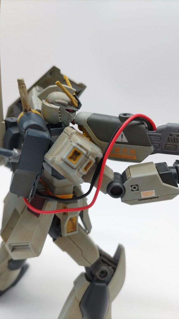 武器はヴェスバー以外にフェイクニューのビームライフルとフィンファンネル、ビームサーベル。