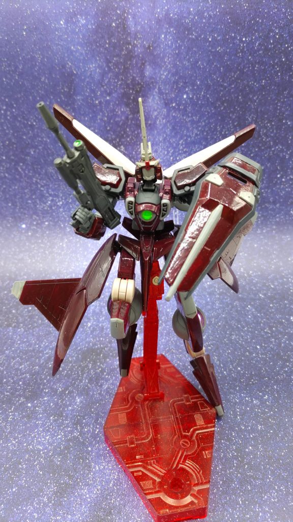 武装はビームライフルとサブのグレネードランチャー、ファング、足のGNビームサーベル、バルカン砲、マシンキャノン、必殺光の翼と割と豊富です。