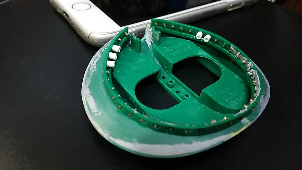 側面の粒子砲は根性でディテールアップ＆５門だけ部分発光に。