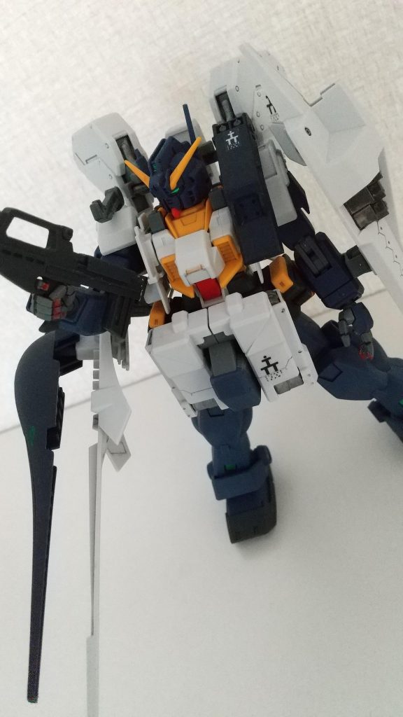 腰のサブアームはヘイズル2号機には付かないので、穴を開けて差し込めるようにしました。脚がスリムなタイプですが、それはそれでシュッとしてていいかな。