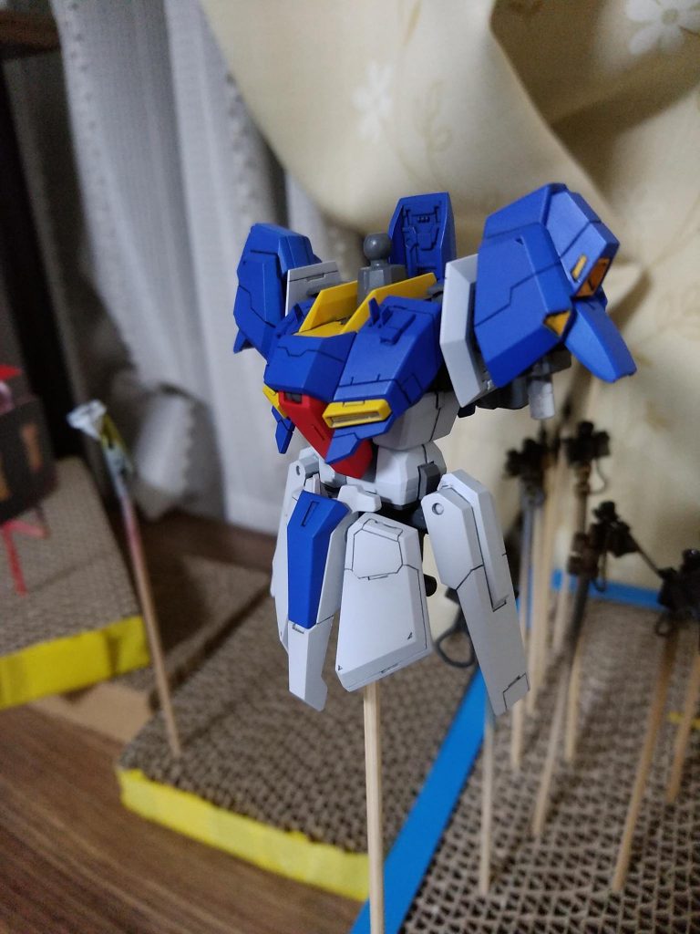 全塗装完了。下地に白サフ1000を吹いてます。カラーは、水性ホビーのガンダムカラーをそのまま使ってます。バーニアは、イエローオレンジ。
