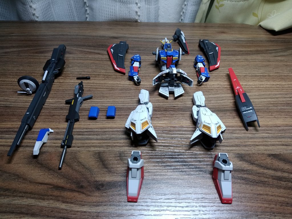 デカールは、RGのZガンダム用の水転写使ってます。塗装とデカール、トップコート完了したところが一番わくわくしますね。至福の時です。