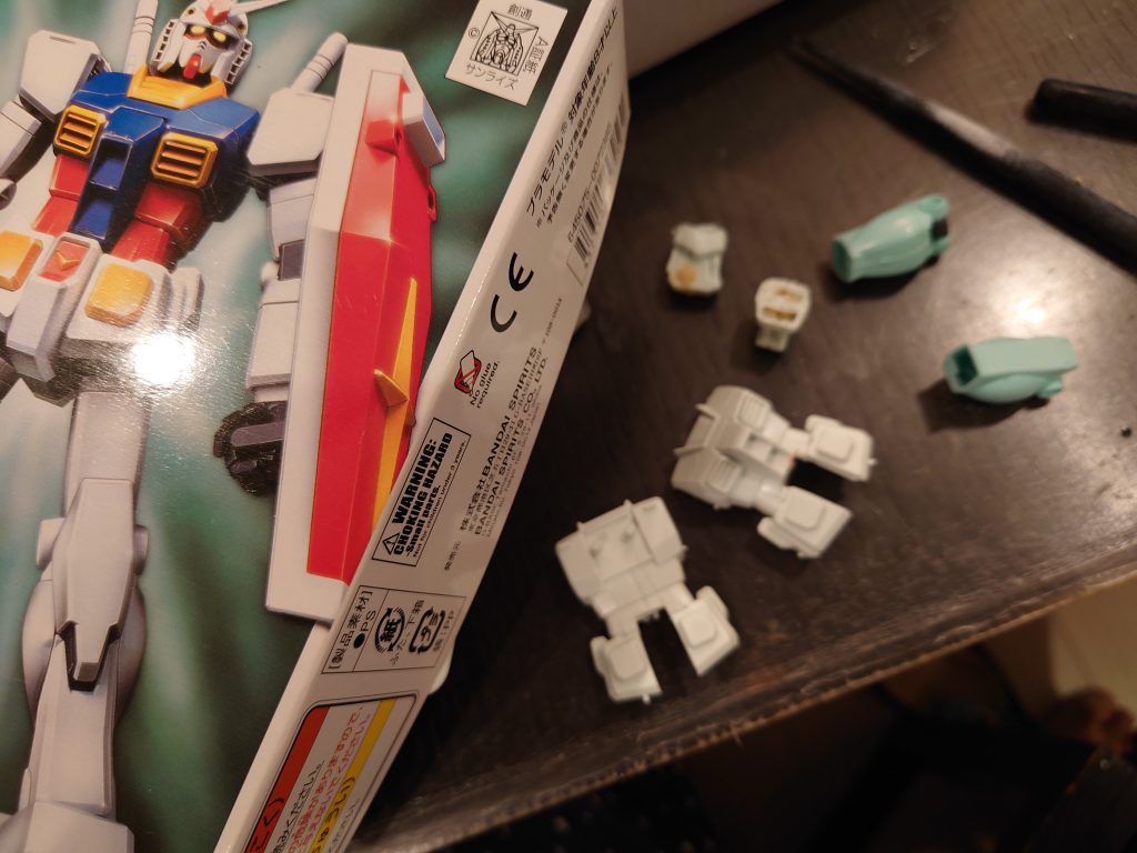 FGガンダムから胴体、スネを拝借。