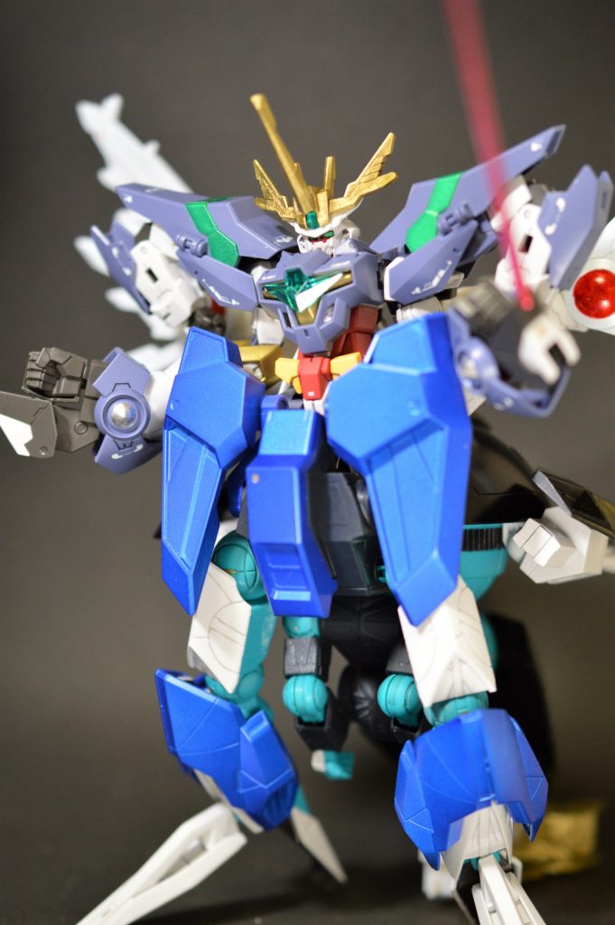 うーん、大きすぎて簡易撮影ブース（A3の黒画用紙を置いただけ）にビームサーベルやウイングが収まりきらない。