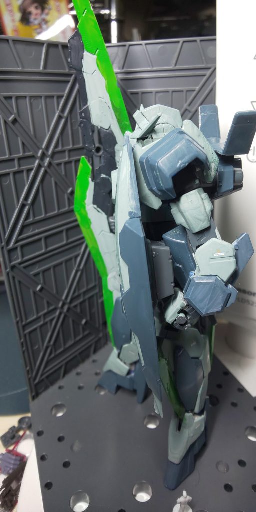 シールドを持たせたかったので、HGUCのRX-78からシールド基部を移植しました（結局、保持力が足りなかったので接着しましたが）