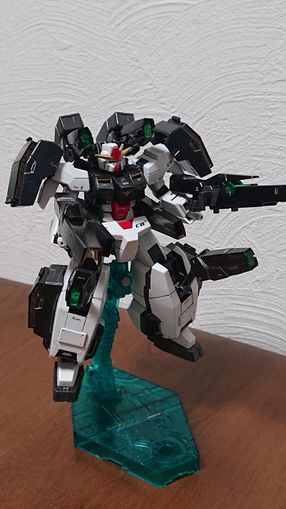 GNキャノンは可動域を広げているので初登場シーンのような方向に向けられますが、背中の方はGNブースターがアンテナに干渉してほとんど動かなくなってしまいました😰
