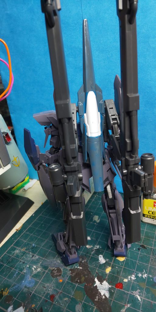 背面。メガビームランチャーを搭載するために、ウイング？バインダー？を真鍮線でオフセットしています。