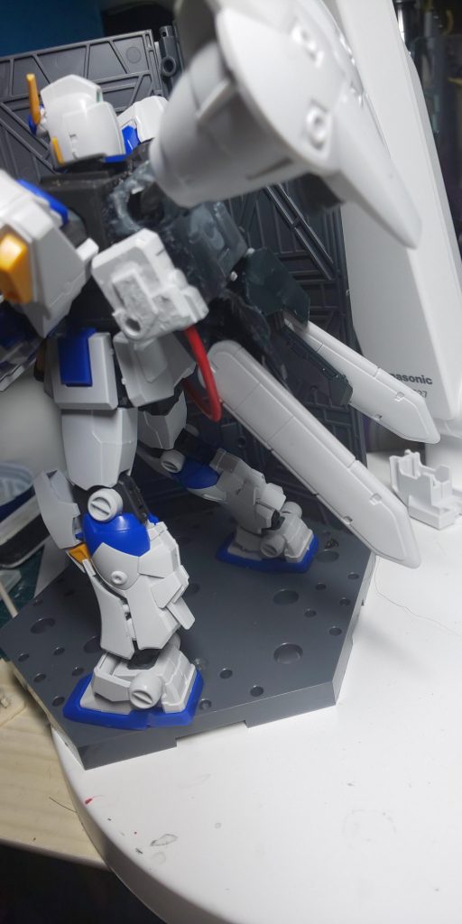GP01Fbのバックパックにプロペランとタンクとビームキャノンの接続部を接合。（Fbのバーニアパックはランナーで接続）