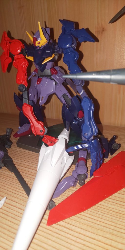 散らばった部品も含めて、完全体に変化したって感じに見えないかな？って