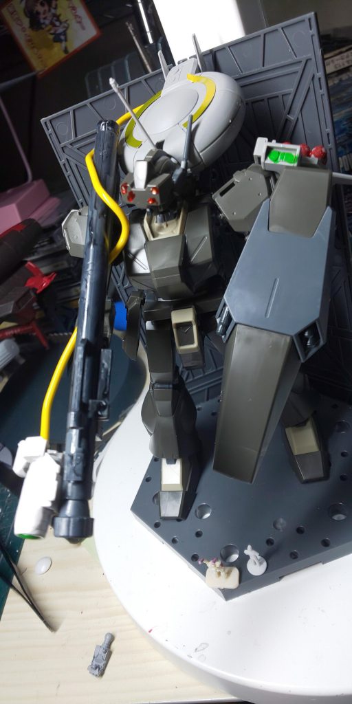 左肩には、レーザー通信中継ポッド射出機を増設