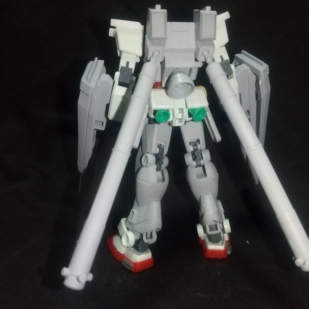 腰のバーニアが苦労しました。HGの何かの手の甲を付け隙間に旧キットのエルメスのバーニアを付けました♪