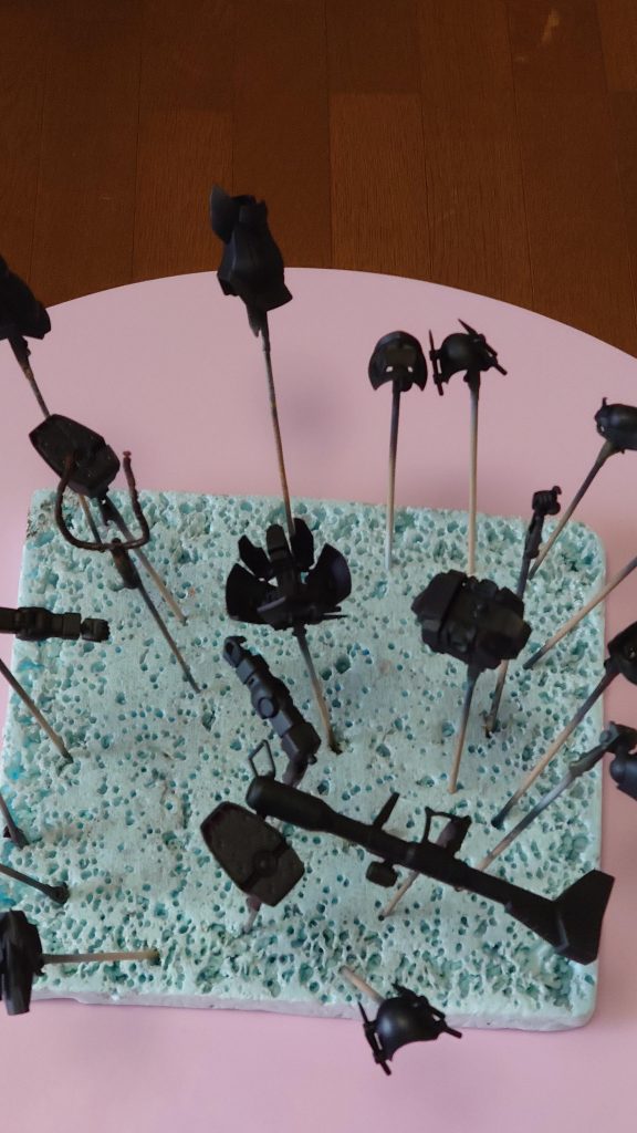 パーツごとに黒サフを吹き付け。